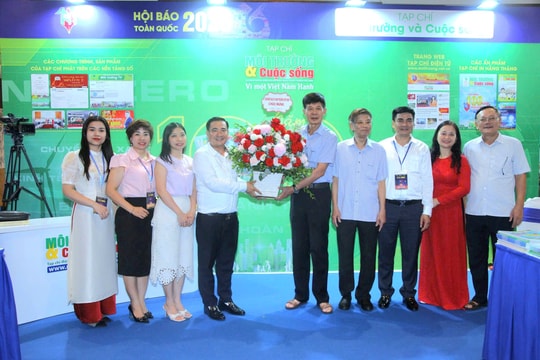 Lãnh đạo Hội Nước sạch và Môi trường Việt Nam thăm gian trưng bày Tạp chí Môi trường và Cuộc sống tại Hội Báo toàn quốc năm 2025