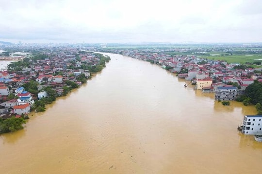 Lũ trên sông Cầu xuống chậm, nguy cơ tiếp tục ngập lụt vùng trũng Bắc Bộ