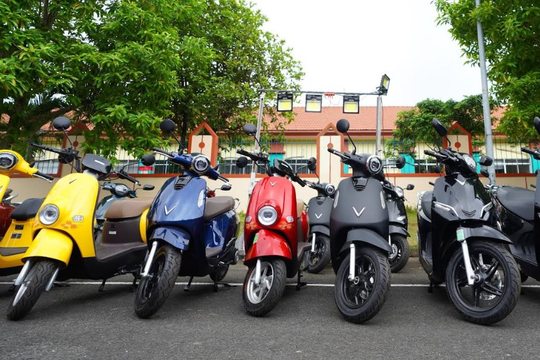 Một năm không tốn tiền sạc, công nhân Đồng Nai tranh thủ “lên đời” xe máy VinFast