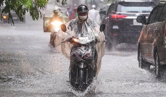 Miền Bắc nắng nóng ban ngày, chiều tối mưa dông diện rộng