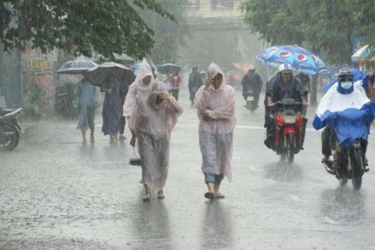 Mưa lớn diện rộng, biển động mạnh do ảnh hưởng áp thấp nhiệt đới