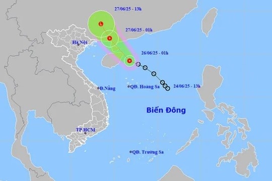 Áp thấp nhiệt đới tiến gần đất liền, miền Bắc và Biển Đông hứng mưa lớn, gió mạnh