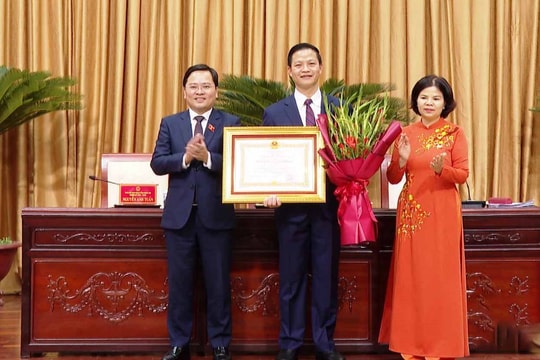 Chủ tịch tỉnh Bắc Ninh Vương Quốc Tuấn nhận Huân chương Lao động hạng Nhì