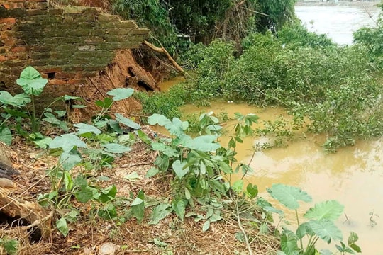 Khẩn trương sơ tán dân do sạt lở nghiêm trọng ven sông Cầu