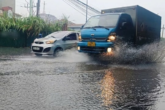 Mưa to, nhiều tuyến phố ở Hà Nội có khả năng ngập sâu