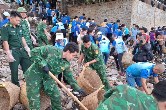 Đồn Biên phòng Bến Đá chung tay làm sạch biển Vũng Tàu