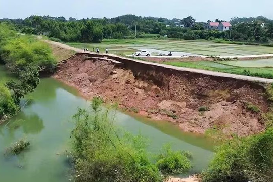 Bắc Ninh: Công bố tình huống khẩn cấp xử lý sự cố sạt lở đê bối sông Thương