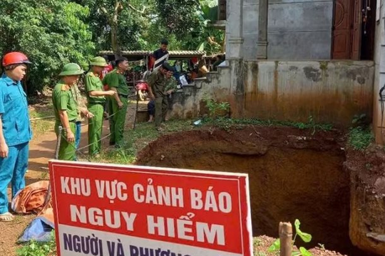 Phú Thọ: 'Hố tử thần' sâu hơn 4m xuất hiện cạnh nhà dân ở Mường Hoa