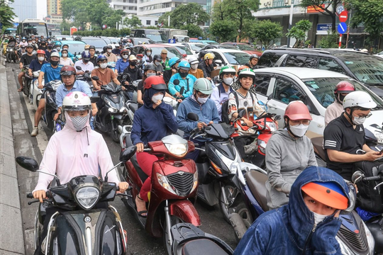 Hà Nội cấm xe máy chạy xăng dầu trong Vành đai 1 từ tháng 7/2026