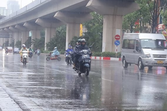 Mưa dông bất ngờ ở nhiều nơi, cảnh báo sét và lốc xoáy trong ngày 14/7