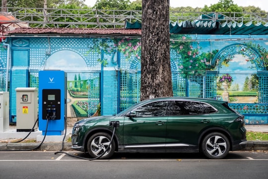 Thêm trạm sạc V-Green siêu nhanh 120 kW cho xe đỗ dưới lòng đường ở trung tâm TP.HCM
