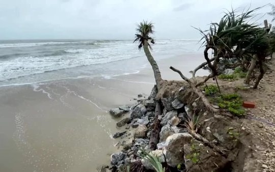 Huế nỗ lực ứng phó với tình trạng xói lở bờ biển kéo dài hơn 20 km