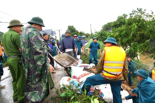 Bộ NN&MT yêu cầu 13 địa phương khẩn trương bảo đảm an toàn đê điều trước bão số 3