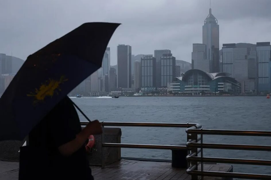 Hong Kong (Trung Quốc) nâng cảnh báo bão cao nhất với bão Wipha