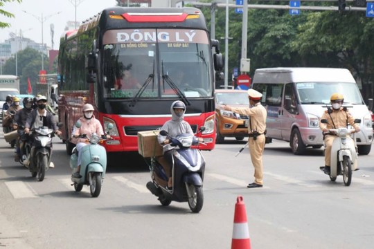 Hà Nội siết chặt an toàn giao thông vận tải hành khách dịp cao điểm hè