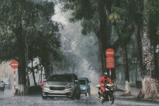 Dự báo thời tiết Hà Nội ngày 25/7/2025: Mưa dông diễn biến phức tạp