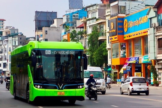 Hà Nội đẩy nhanh chuyển đổi phương tiện giao thông “xanh”
