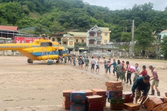 Thêm 4 chuyến bay chuyển hàng cứu trợ đến vùng lũ Nghệ An