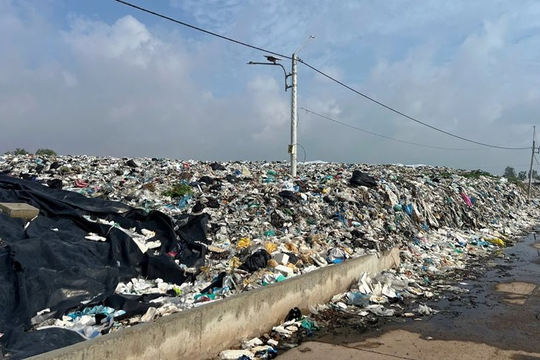 Vĩnh Long: Bãi rác An Hiệp khẩn trương khắc phục ô nhiễm, dự kiến phủ bạt hoàn tất trong sáng 29/7