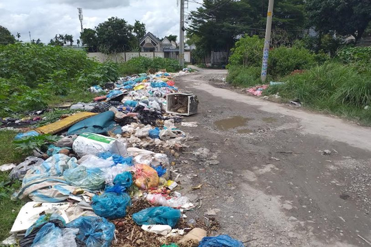 “Điểm đen” rác thải tự phát gây ô nhiễm nghiêm trọng tại xã Bà Điểm, TP.HCM