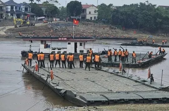 Phà quân sự thay thế cầu phao Phong Châu hoạt động trở lại từ 29/7