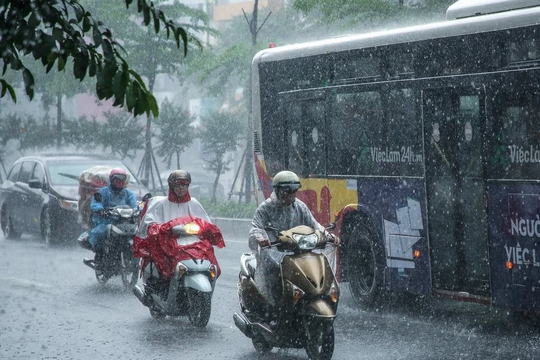 Thời tiết ngày 31/7: Đề phòng dông lốc tại Hà Nội và nhiều khu vực trên cả nước