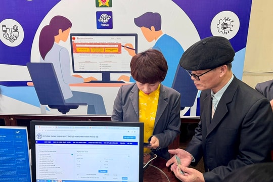Hà Nội đẩy mạnh đơn giản hóa, điện tử hóa thủ tục hành chính nội bộ năm 2025