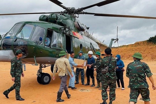 Bộ Quốc phòng điều máy bay chở 4 tấn hàng cứu trợ cho đồng bào vùng lũ Điện Biên