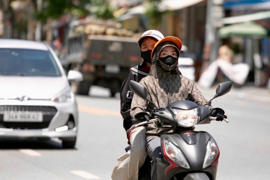 Nắng như đổ lửa ở Bắc Bộ và Trung Bộ, có nơi gần 40°C