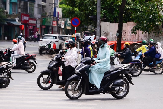 Khoảng 15 giờ chiều nay, miền Bắc "om nhiệt" trước khi có mưa dông trên diện rộng