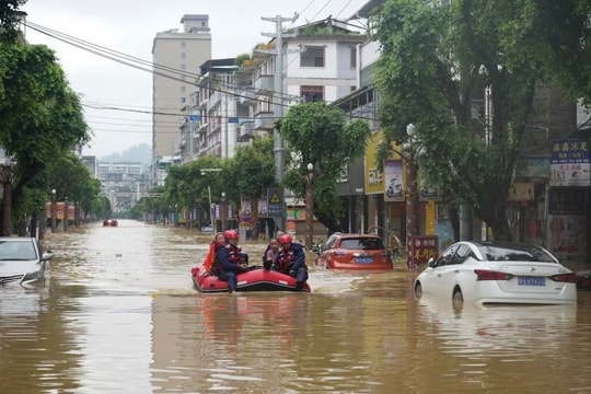Bắc Kinh sơ tán hơn 82.000 người, phát cảnh báo đỏ ứng phó mưa bão nghiêm trọng