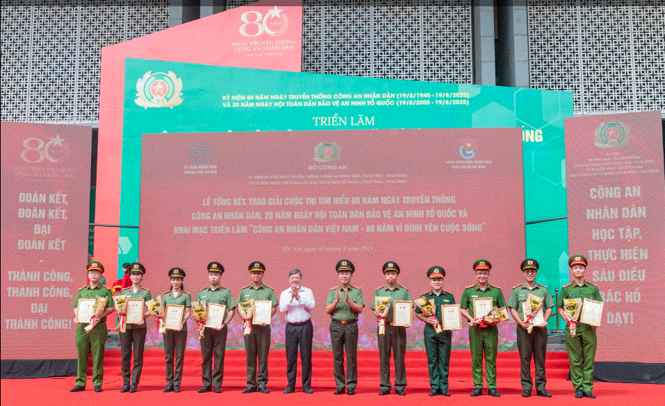 Trao giải Cuộc thi tìm hiểu 80 năm Ngày truyền thống Công an nhân dân