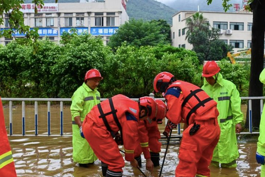 Trung Quốc chi hơn 1 tỷ nhân dân tệ ứng phó thiên tai, phát cảnh báo lũ quét diện rộng