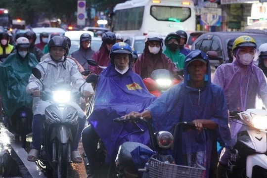 Miền Bắc đón mưa dông, miền Trung tiếp tục nắng nóng gay gắt