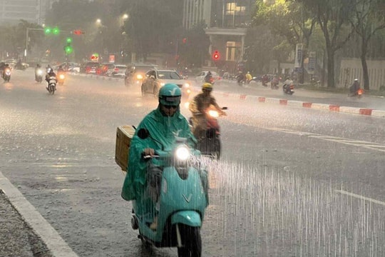 Miền Bắc và miền Trung đón đợt mưa dông kéo dài, cảnh báo nguy cơ lũ quét và sạt lở