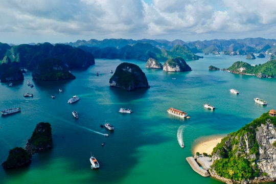Quảng Ninh tăng cường hệ thống cảnh báo sớm thiên tai trên vịnh Hạ Long
