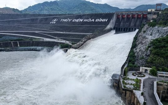 Tối nay (13/8), thuỷ điện Hoà Bình mở tiếp 1 cửa xả đáy