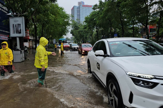 Ảnh hưởng của rãnh áp thấp, Hà Nội có mưa lớn kéo dài, xuất hiện các điểm ngập úng
