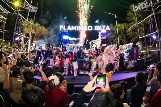 Ibiza Neon Zone - Phố lễ hội biển không ngủ đầu tiên ở miền Bắc