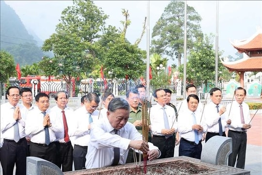 Tổng Bí thư Tô Lâm dâng hương tưởng niệm Chủ tịch Hồ Chí Minh và các bậc tiền bối cách mạng tại Tuyên Quang