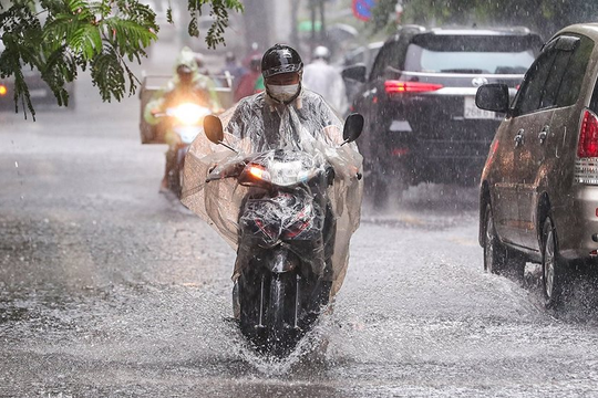 Biển Đông sẽ đón áp thấp nhiệt đới trong hôm nay, mưa dông còn kéo dài