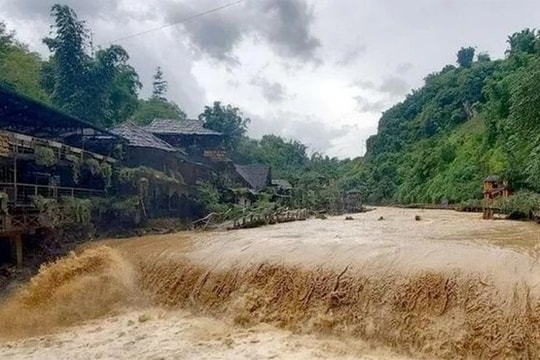 Mưa lớn dồn dập, cảnh báo nguy cơ lũ quét và sạt lở đất ở nhiều khu vực