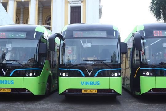 Hà Nội chính thức vận hành thí điểm tuyến buýt điện miễn phí E11