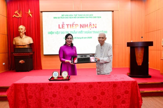Khu Di tích Chủ tịch Hồ Chí Minh tiếp nhận hai hiện vật quý về Bác Hồ