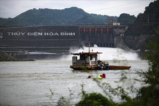 Hồ thủy điện Hòa Bình đóng thêm một cửa xả đáy từ 18 giờ ngày 19/8