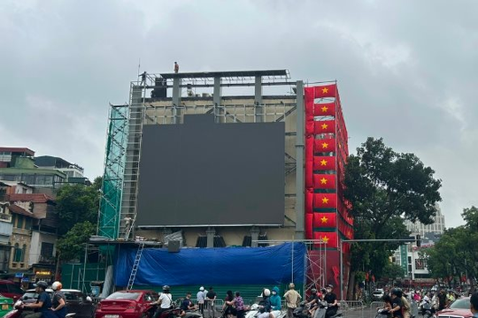 Hà Nội khẩn trương lắp đặt màn hình LED phục vụ nhân dân theo dõi sự kiện A80