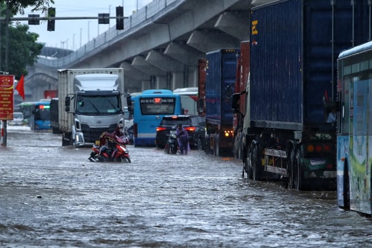 Hà Nội đối mặt nguy cơ ngập úng do mưa lớn kéo dài trong ngày và đêm nay