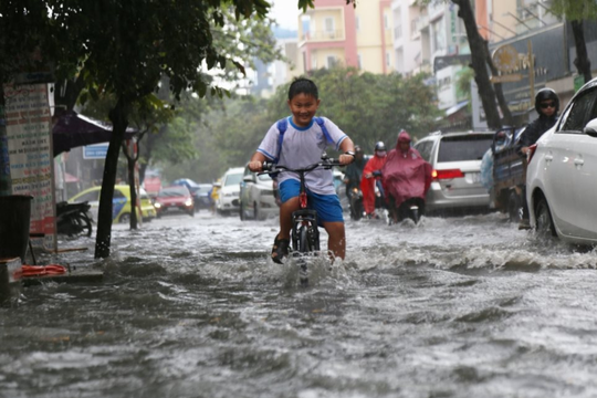 Hà Nội: Nhiều trường học thông báo khẩn cho học sinh nghỉ học tránh ngập lụt