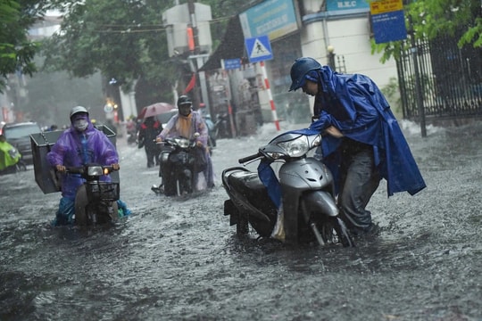 Mưa lớn gây ngập sâu, nhiều tuyến phố Hà Nội tê liệt