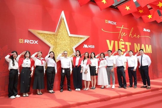 Dân văn phòng rủ nhau check-in ở “bức tường yêu nước” trên đường Nguyễn Chí Thanh